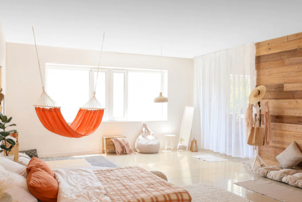 Kamar dengan ranjang gantung yang mengapung dan suasana santai